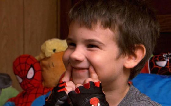 könyvelés After losing parents, 6-year-old boy seeks smiles