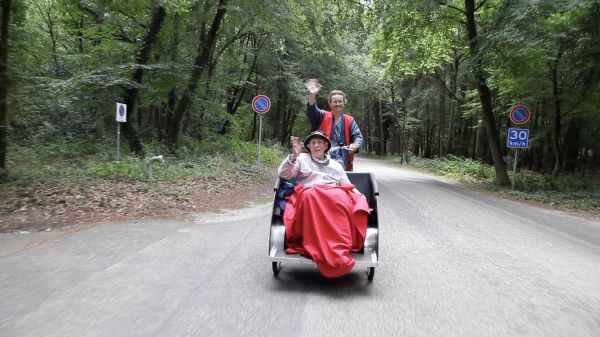 Volunteers All Over The World Are Taking The Elderly On Rickshaw Rides Out In Nature