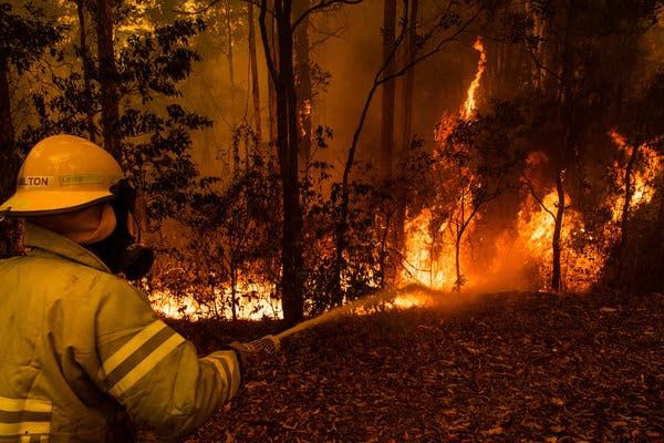 Ausztráliában óriási tűz pusztít, de hála az égnek, segítő kezekben sincs hiány