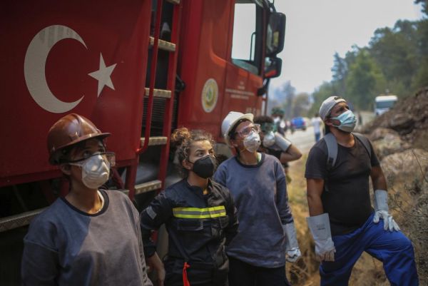 Hundreds of volunteers help crews tackling Turkey wildfires